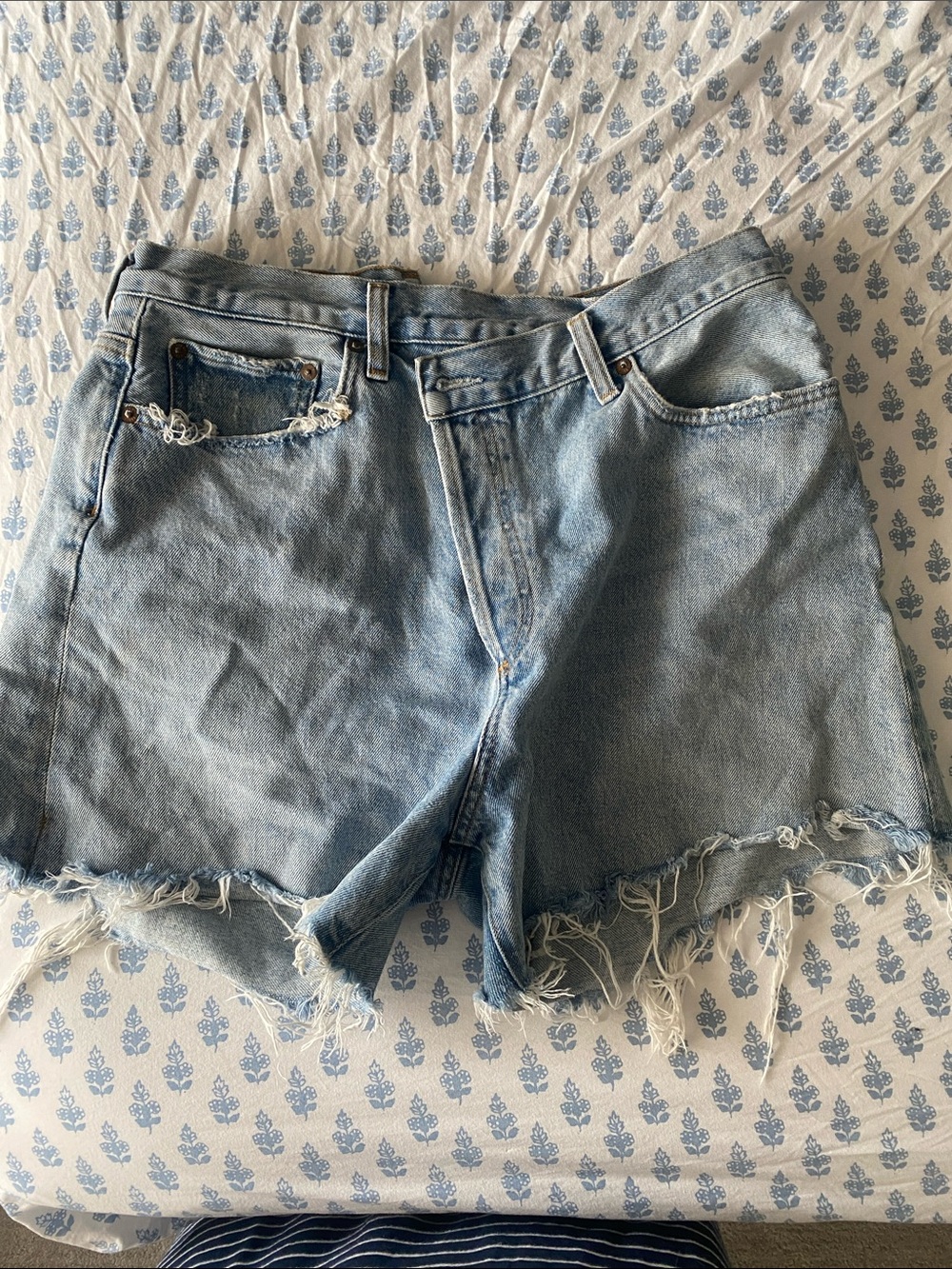 Agolde Crisscross Light Blue Distressed Denim Cutoff Shorts 31